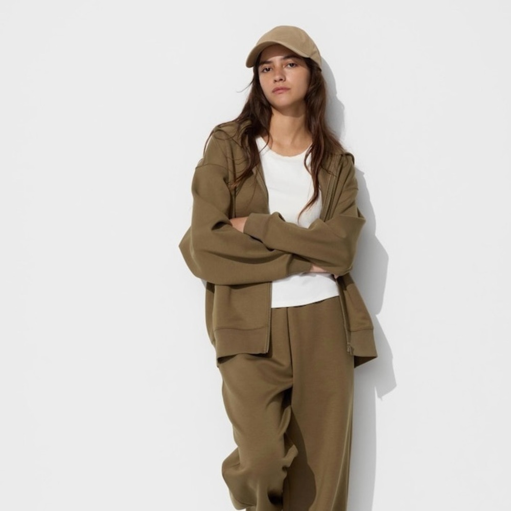 NWT Uniqlo Dry wide sweatpants